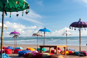 Strand mit bunten Schirmen, Indonesien