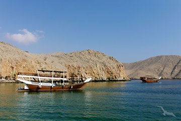 traditionelles Boot im felsigen Meer von Musandam, Oman