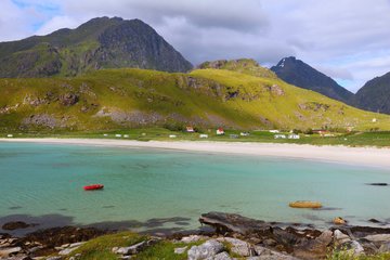 Strand und Berge des Insel Vestvågøy, Norwegen