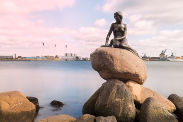 Kleine Meerjungfrau an der Uferpromenade in Kopenhagen, Dänemark