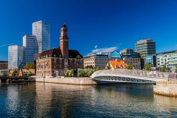 Blick auf die Hochhäuser und die Öresundbrücke von Malmö, Schweden
