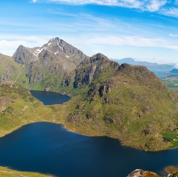 Panoramablick über die Lofoten-Landschaft bei Leknes, Norwegen