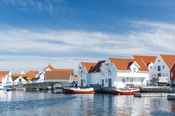 Weiße Häuser in der Stadt Skundeneshavn, Norwegen