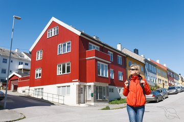 Frau spaziert durch Kristiansund, Norwegen