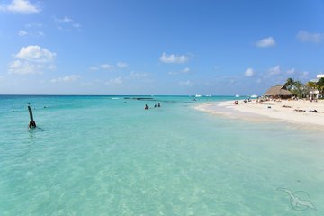 Weißer Sandstrand mit türkisem Wasser