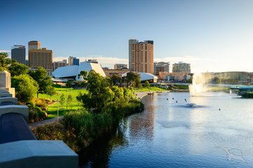 Ufer des Torrens River in Adelaide, Australien