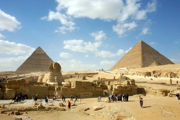 Große Sphinx von Gizeh vor den Pyramiden von Gizeh in Ägypten