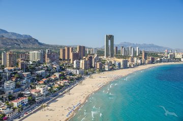 Blick auf die Stadt Benidorm und die Strandpromenade, Spanien