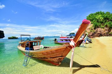 Lokale Boote liegen am Strand von Phuket, Thailand