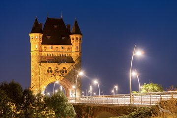 Nibelungenbrücke in Worms am Abend, Deutschland
