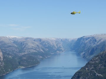 Helikopterflug über Stadt und Umgebung