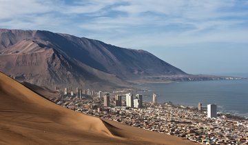 Panorama über Iquique mit Meer und Bergland, Chile