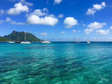 Katamarane vor Badebucht