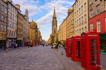 Rote Telefonzellen in Edinburgh, Schottland