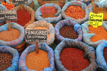 Große Gewürz-Auswahl auf dem Markt