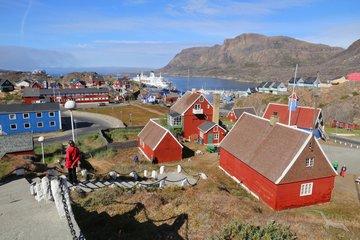 Häuser und Hafen in Sisimut, Grönland