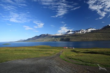 Weite Landschaft bei Reyðarfjörður, Island