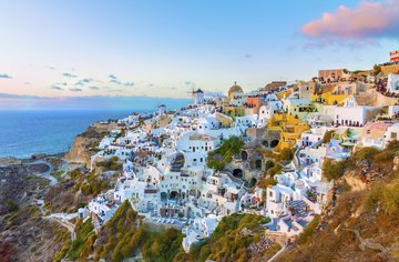 Blick auf die weißen Häuser und das Meer in Santorin, Griechenland