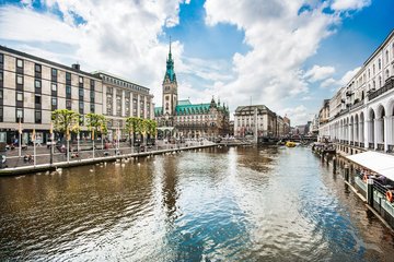 Hamburger Rathaus an der Alster, Deutschland