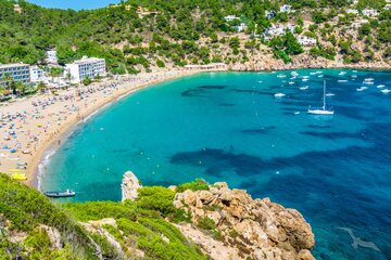 Badeort Cala de Sant Vicent auf Ibiza, Spanien