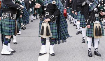 Traditionell gekleidete Schotten mit Dudelsäcken