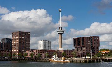 Der Euromast überragt den Hafen Rotterdams, Niederlande