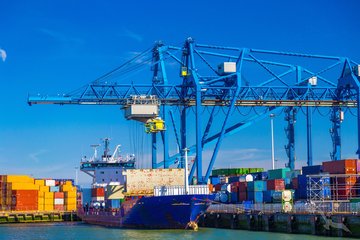Containerschiff im Hafen Rotterdams, Niederlande