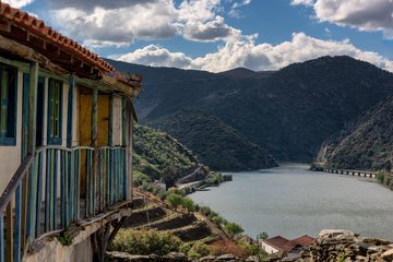 Dorf in einem Tal am Douro, Portugal