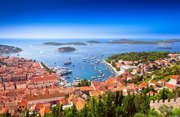 Hafen und umliegende Inselwelt der Insel Hvar, Kroatien