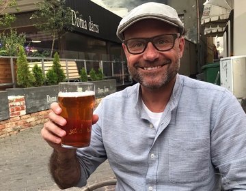 Tourist mit Bierglas in Estland