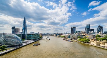 Londons Skyline mit der Themse, England