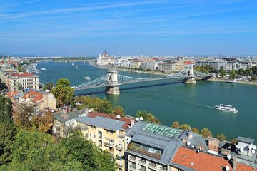Blick auf die Kettenbrücke und die Stadt Budapest, Ungarn