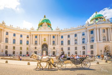 Alte Hofburg und Fiaker in Wien, Österreich