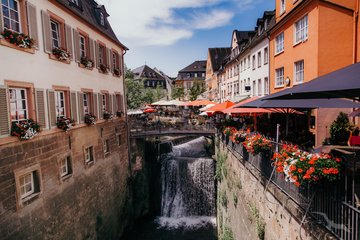 Wassefall in der Stadt Saarburg