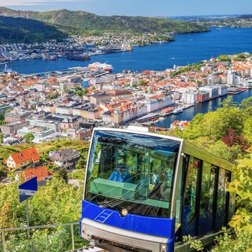 Blick über Bergen vom Berg Fløyen, Norwegen