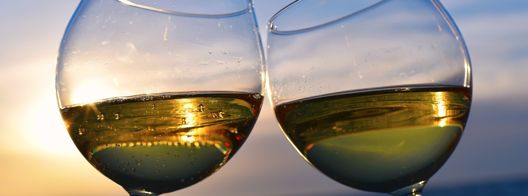 Entspannendes Anstoßen mit Ausblick