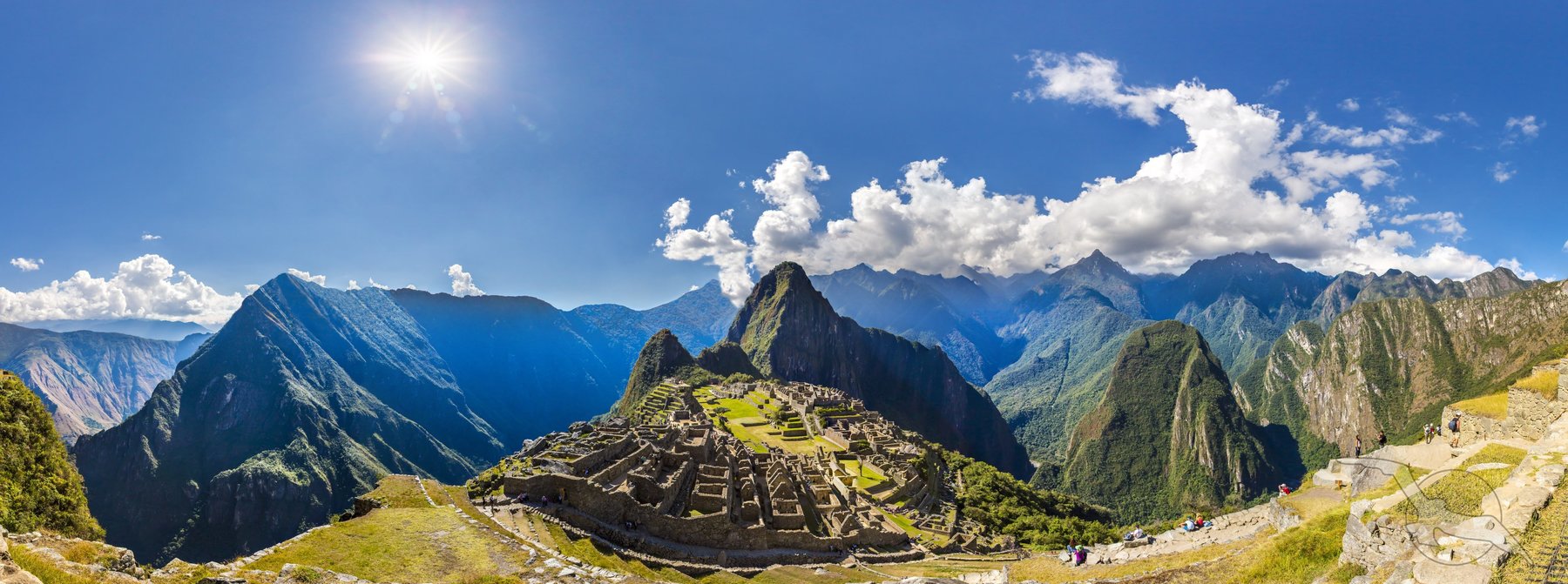 Panorama um die Ruinen des Machu Picchu, Peru