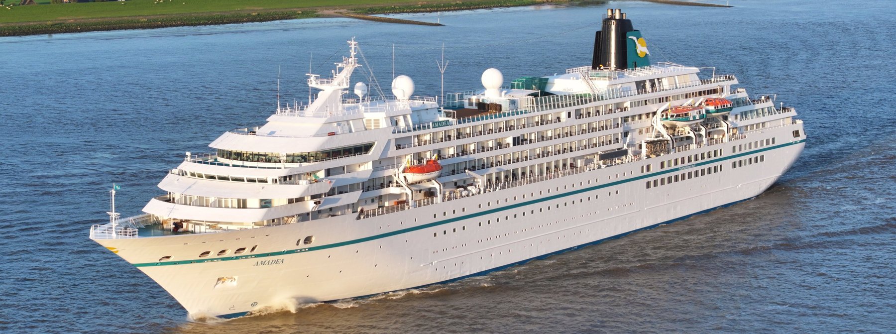 MS Amadea auf der Elbe