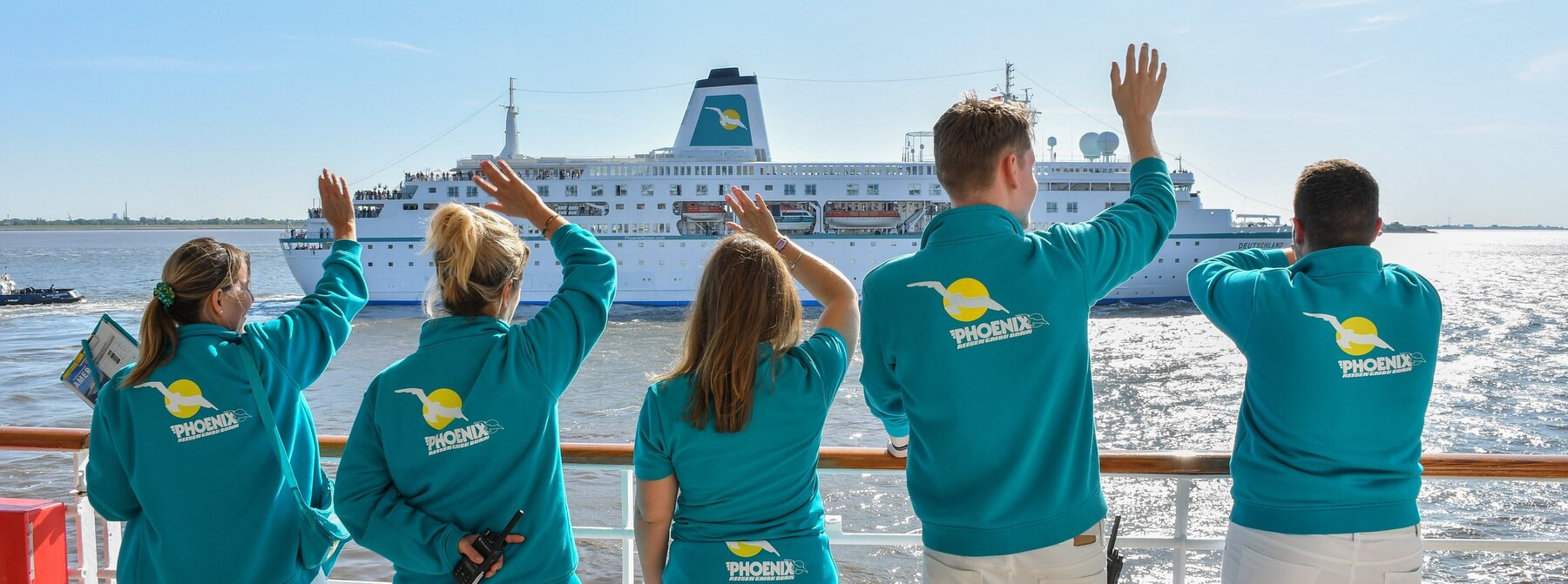 MS Amera verabschiedet MS Deutschland