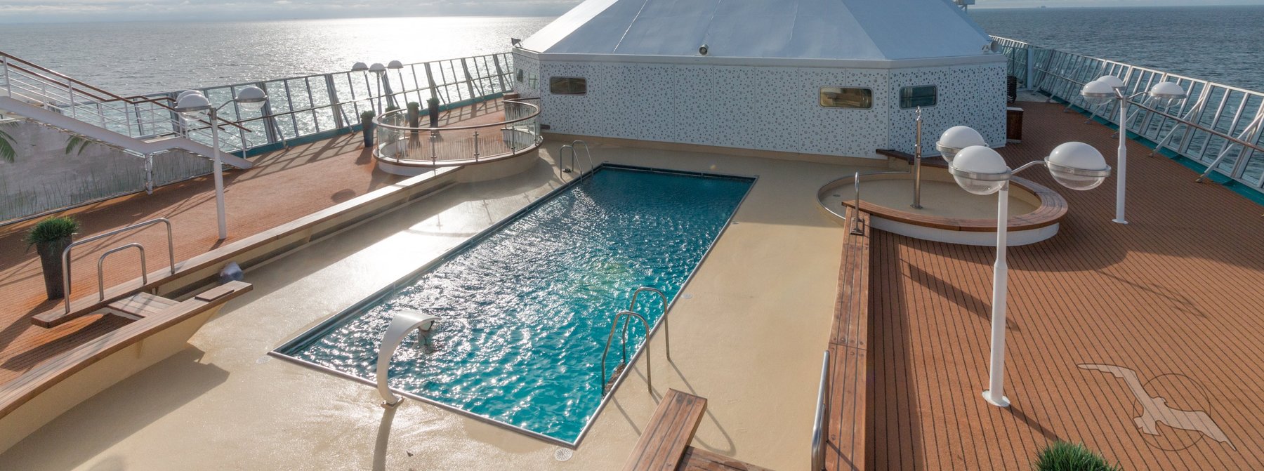 Pool auf dem Sonnendeck von MS Artania