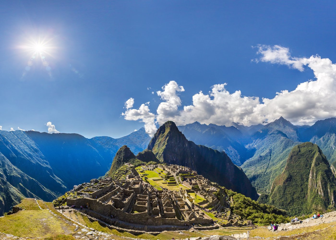 Panorama um die Ruinen des Machu Picchu, Peru