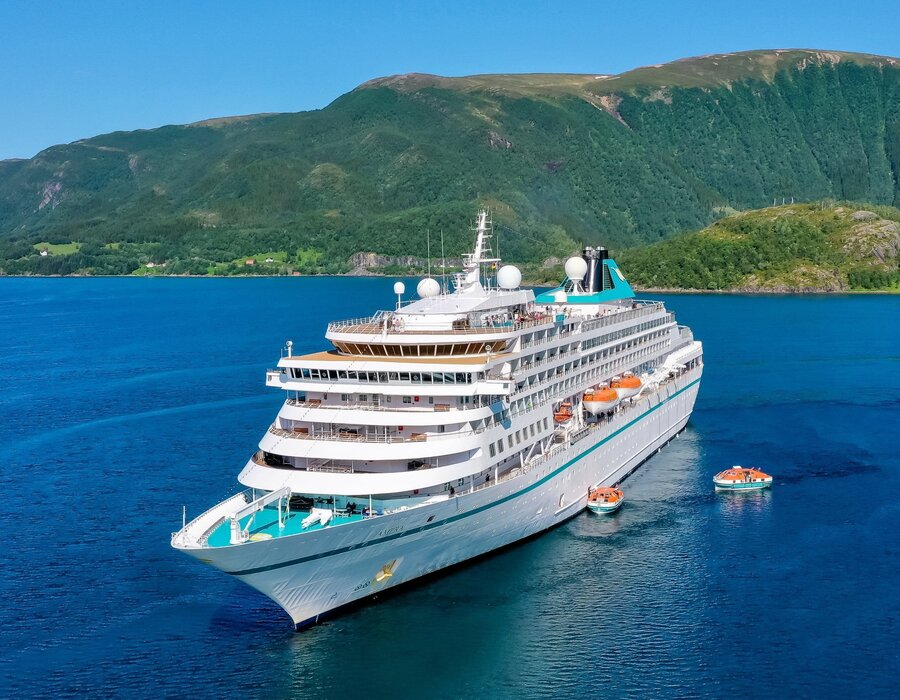 MS Amera in Svartisen