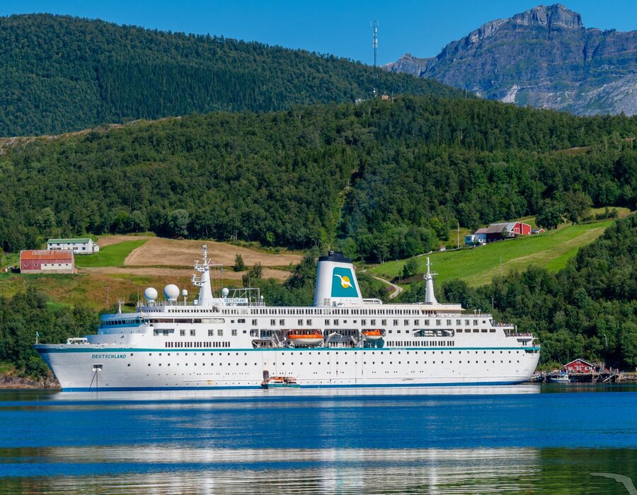 MS Deutschland in Svartisen