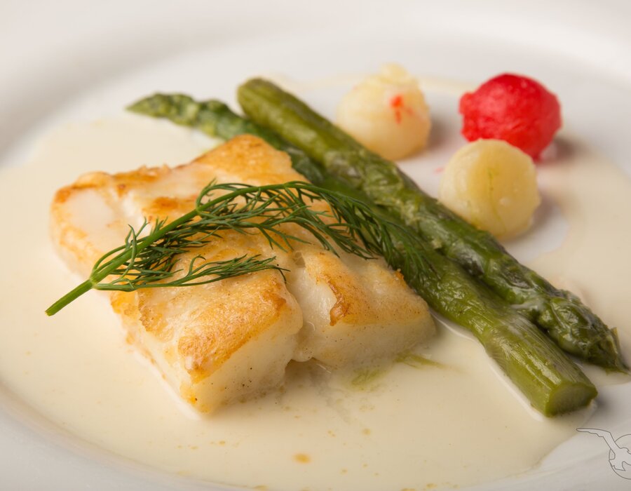 Gebratene Alaska Heilbuttschnitte Trueffel Beurre Blanc gruener Spargel Kartoffelperlen