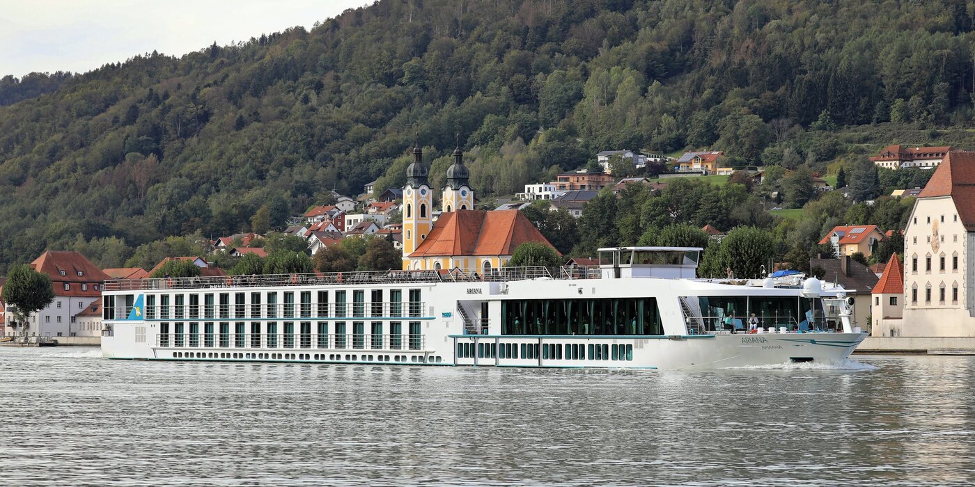 MS Ariana bei Obernzell auf der Donau