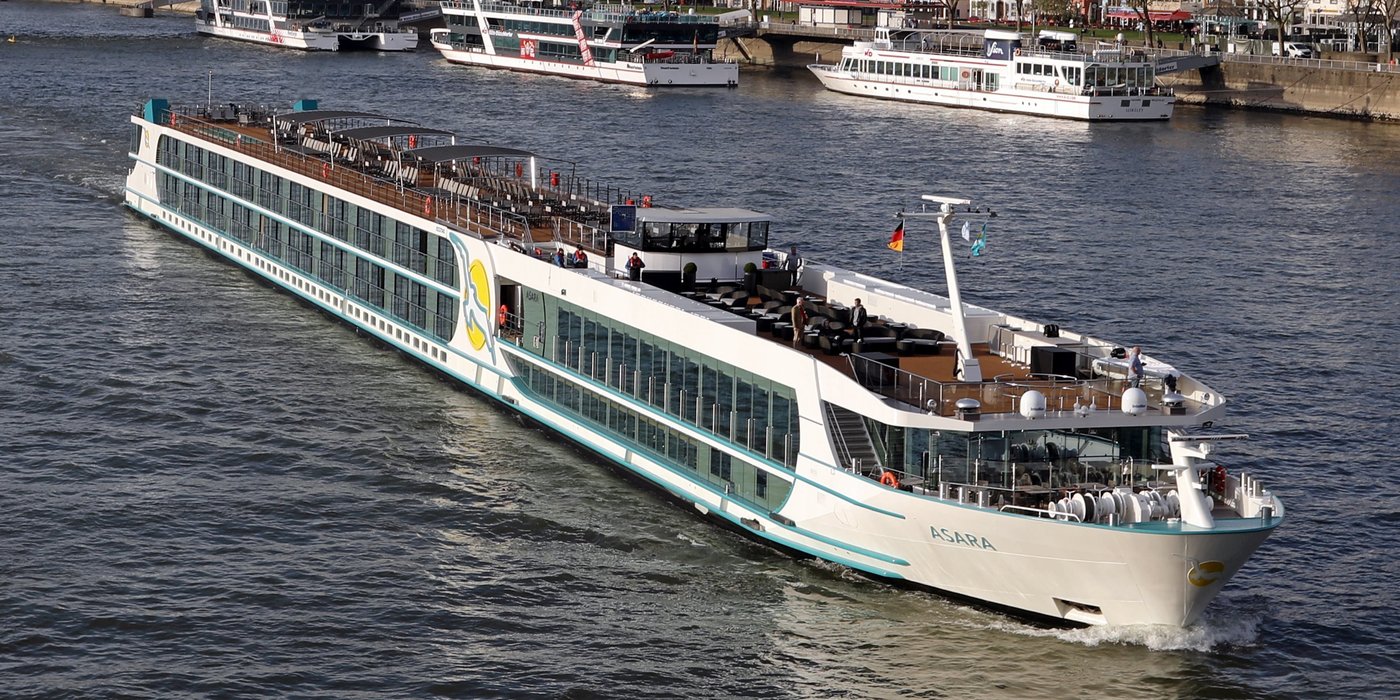 MS Asara passiert Köln