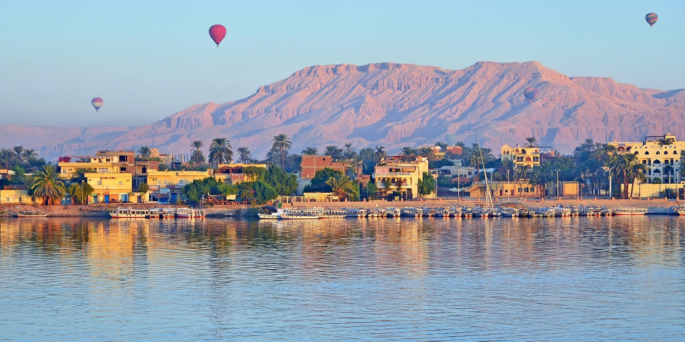 Blick vom anderen Nilufer auf Luxor und das Gebirge in Ägypten