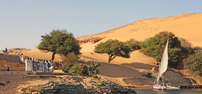 Feluke am Nilufer vor Nillandschaft in Ägypten