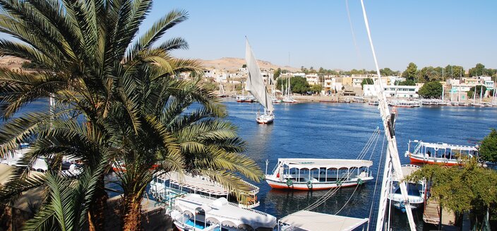 Blick auf Schiffe am Nilufer in &Auml;gypten