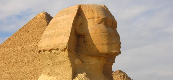 Sphinx vor den Pyramiden von Gizeh in &Auml;gypten